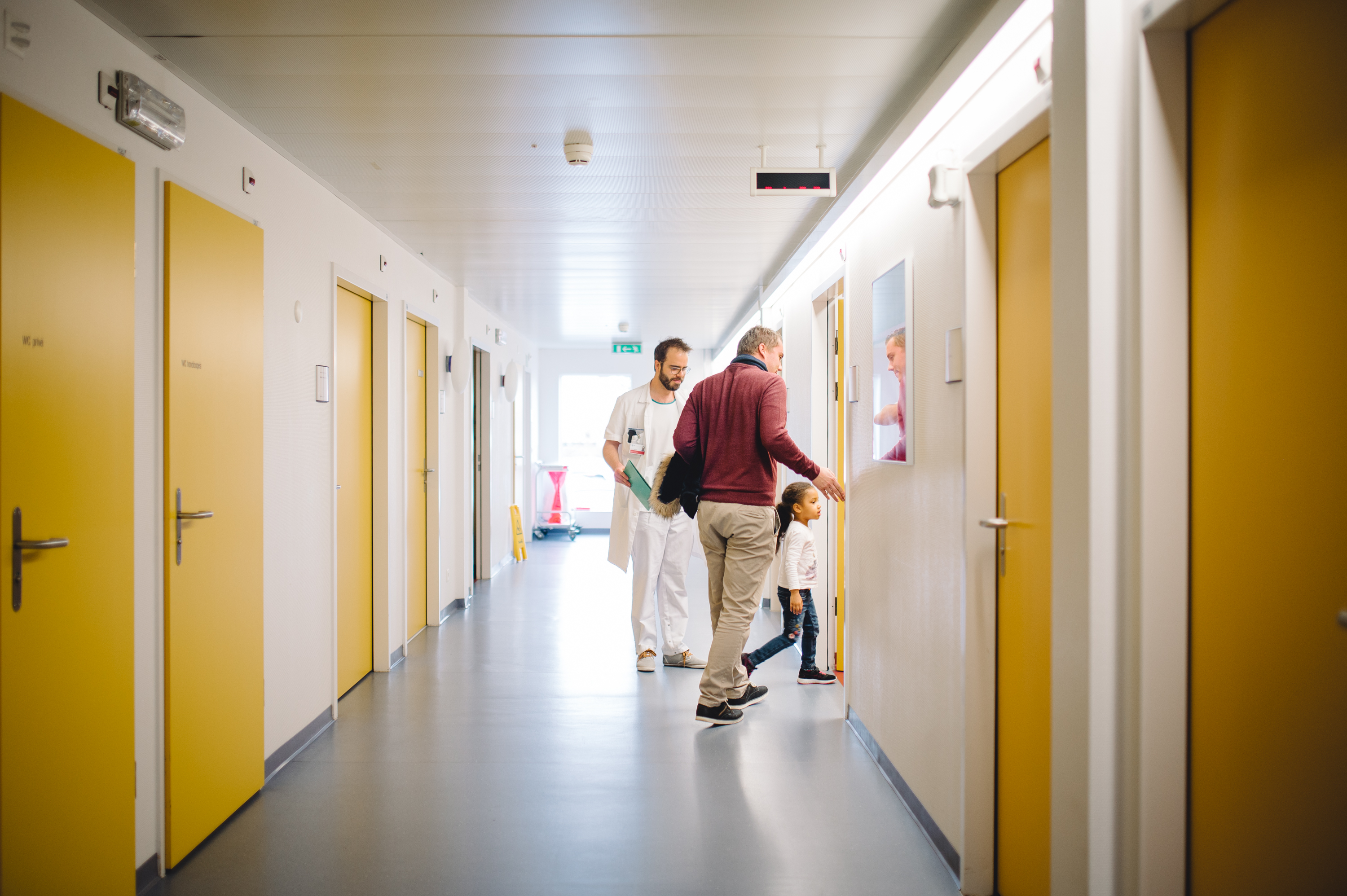 Pour les patients en pédiatrie, des outils ludiques sont mis en place pour dédramatiser l'expérience de l'enfant à l'hôpital.