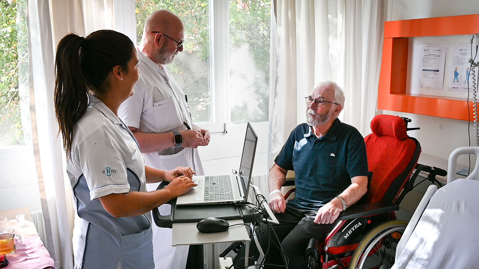 Discussion entre le médecin, l'infirmière et le patient en réadaptation gériatrique pour l'évaluation de son évolution