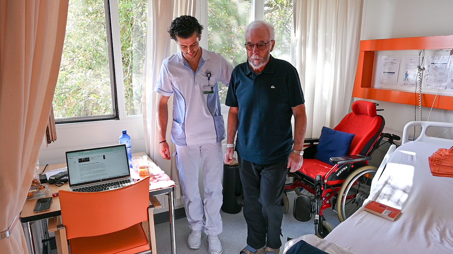 Aide à la marche par le physiothérapeute des eHnv pour la réadaptation gériatrique. 