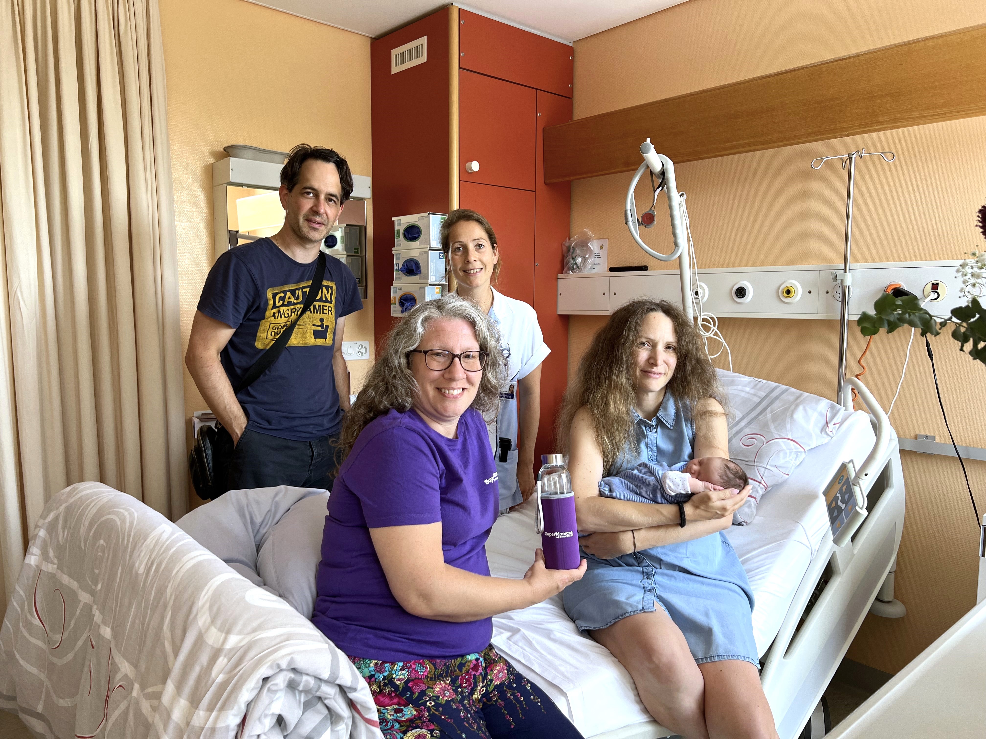 Cadeau de la bouteille SuperMamans en maternité