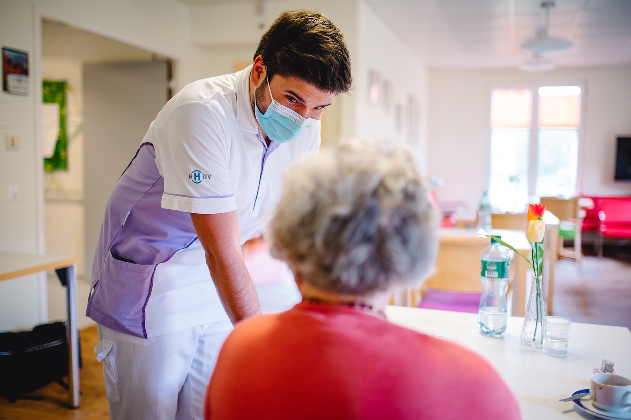 Le personnel soignant porte un masque en permanence auprès des résidents. 