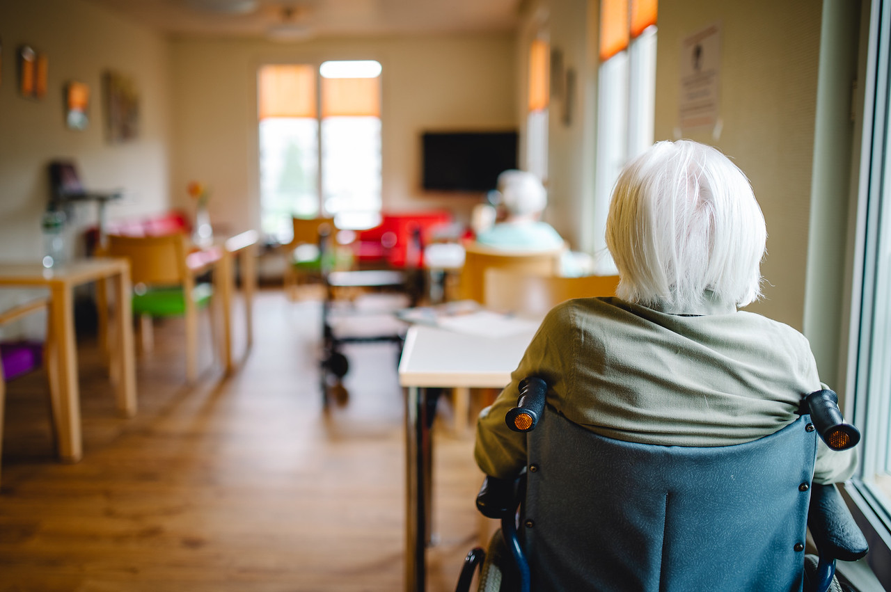 Durant la pandémie, les repas se prennent en effectifs réduits, directement dans les étages. Un aménagement provisoire, qui s’avère finalement particulièrement agréable pour les résidents. 